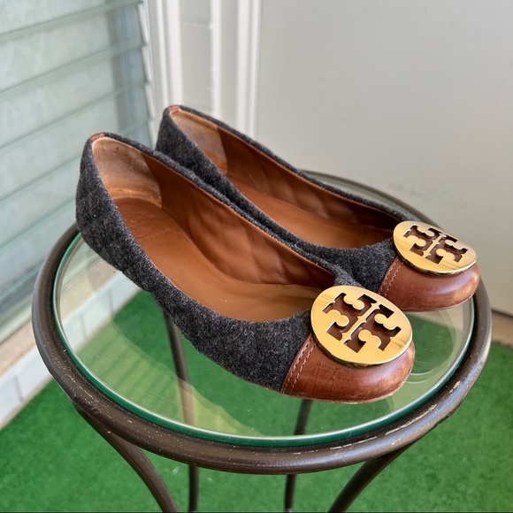 Tory Burch Shoes - Tory Burch cap toe ballet flats quilted sides gold logo 7M